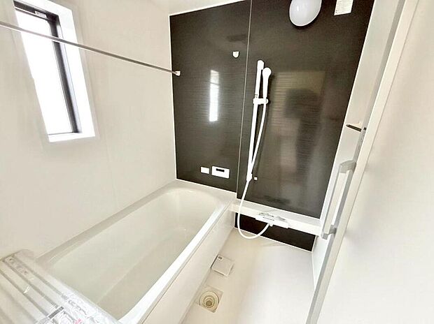 【浴室】☆2号棟☆
毎日の疲れを癒す浴室は1坪タイプです。足を伸ばしてゆっくりとくつろげます。窓があるので、湿気もこもらないのも、うれしいですね♪