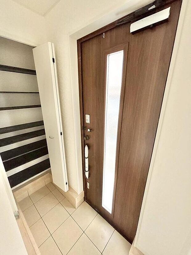 【玄関】☆2号棟☆
お家に出会う人々を迎える玄関だからこそ、広々清潔感あふれる空間にしたいものです。採光・通風にも配慮された設計で毎日明るい空間をキープします♪