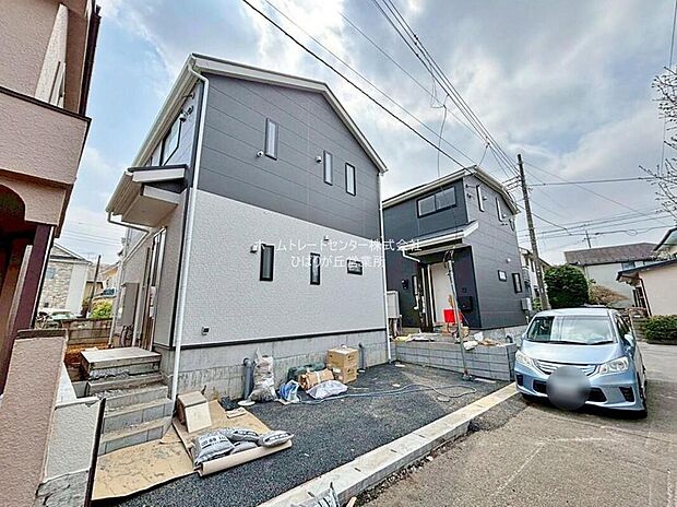 【前面道路含む現地写真】ひとたび扉を開けばそこに待っているのは上質な空間とマイホームでの新生活をイメージさせる優雅なひととき。「この家なら…」ではなく「ここに住みたい♪」と思う感動をお届けいたします。