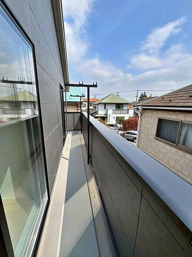 【バルコニー】☆2号棟☆
光が差し込む室内には、穏やかな時間が流れます。休日には、落ち着いた空間で自分の趣味を楽しむのはいかがですか。