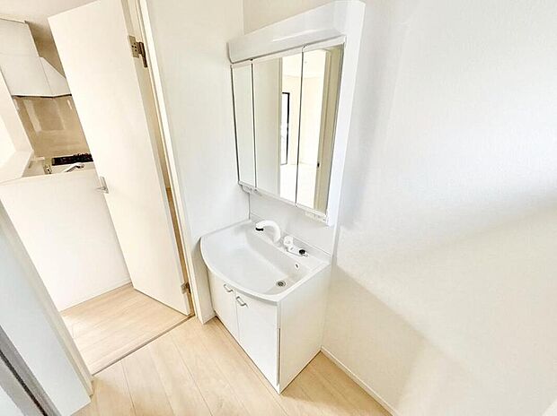 【洗面台・洗面所】☆2号棟☆
明るく清潔感溢れるサニタリースペース。毎日使う場所だからこそ、快適な空間となっております。