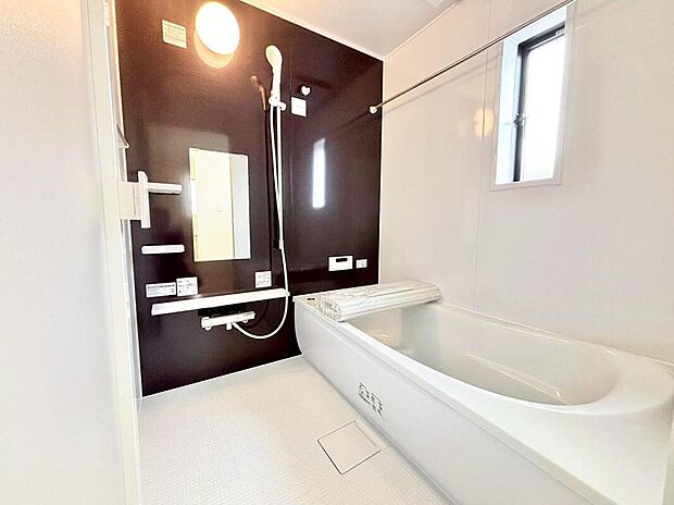 【浴室】毎日の疲れを癒す浴室は１坪タイプです。足を伸ばしてゆっくりとくつろげます。窓があるので、湿気もこもらないのも、うれしいですね♪