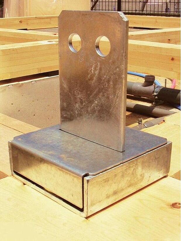 【 オリジナル柱脚・柱頭固定金物「TロックII」】「TロックII」は、ホールダウン金物の約2倍の強度があり、接合部の強度を増加させ、地震や風圧がかかった場合の柱の抜けを防ぎます。