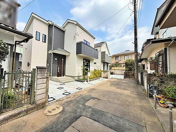 【前面道路含む現地写真】ひとたび扉を開けばそこに待っているのは上質な空間とマイホームでの新生活をイメージさせる優雅なひととき。「この家なら…」ではなく「ここに住みたい♪」と思う感動をお届けいたします。