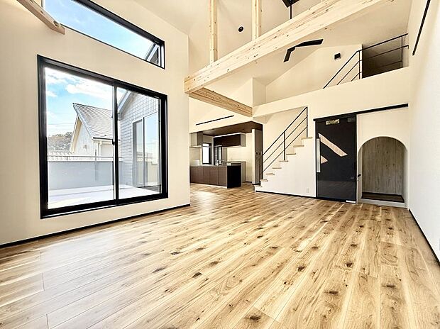 ■上部が吹抜で開放感と明るさ良好のリビングです！  