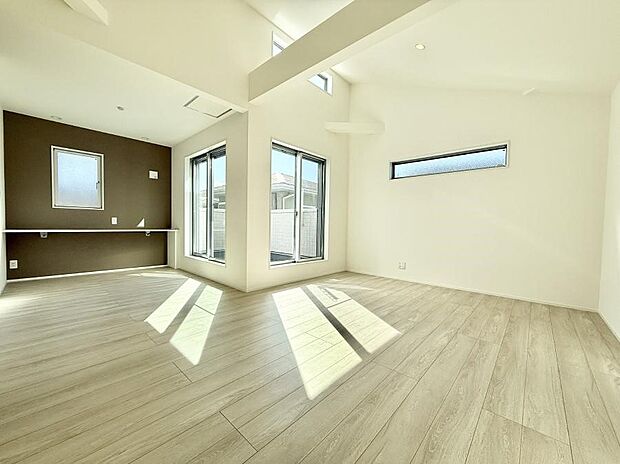 陽ざしが射し込む明るいLDK  