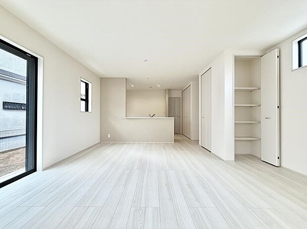 リビングに備え付けの収納は便利ですよね