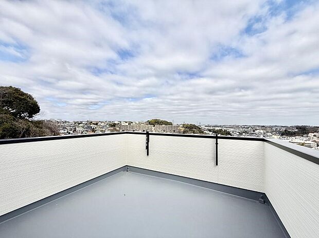 開放的な広さで洗濯物を干すだけでなくさまざまな楽しみ方ができます