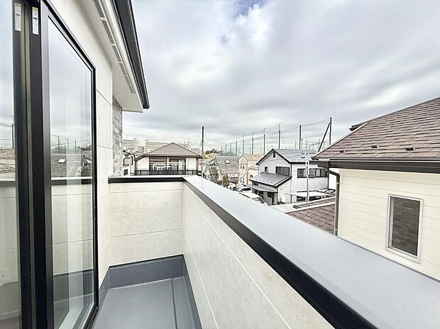 ■心地よい風と光を感じる、くつろぎのバルコニー