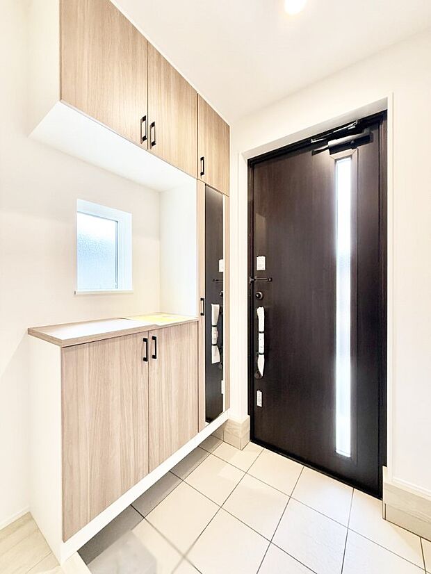 窮屈さを感じさせない広々玄関!