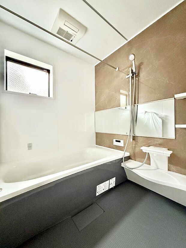 落ち着いた色合いの壁面、ゆっくり、ゆったり寛げるバスルーム。