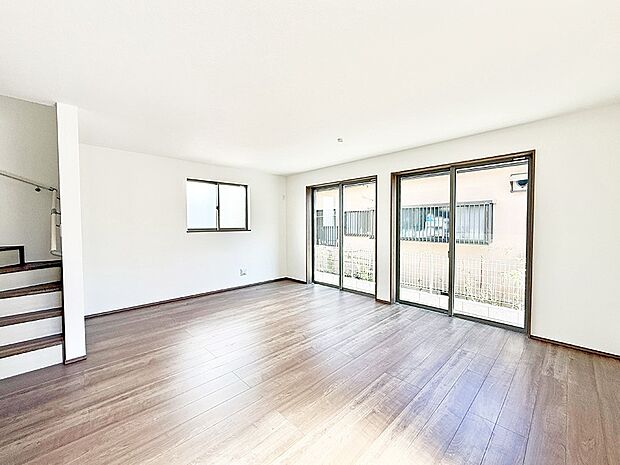 大きな窓から光が入り明るい空間でお寛ぎいただけます  