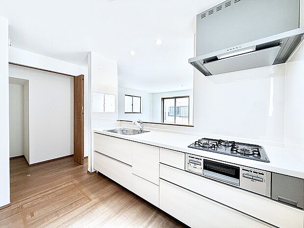 明るい色のキッチン どんなインテリアにも合いますね  