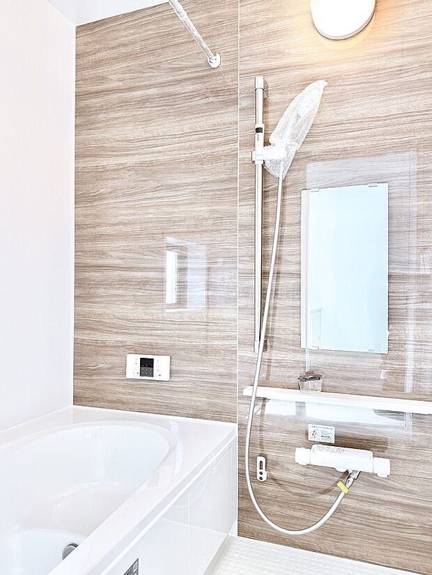 落ち着いた色合いの壁面、ゆっくり、ゆったり寛げるバスルーム。