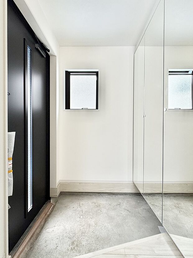 窮屈さを感じさせない広々玄関!