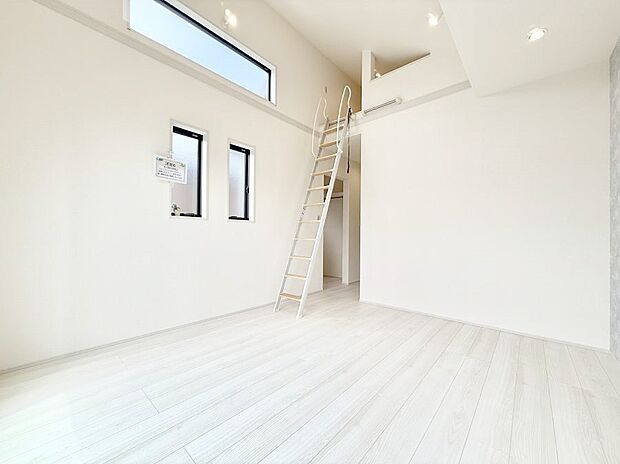 ■ロフト付きのお部屋で豊富な収納量！  