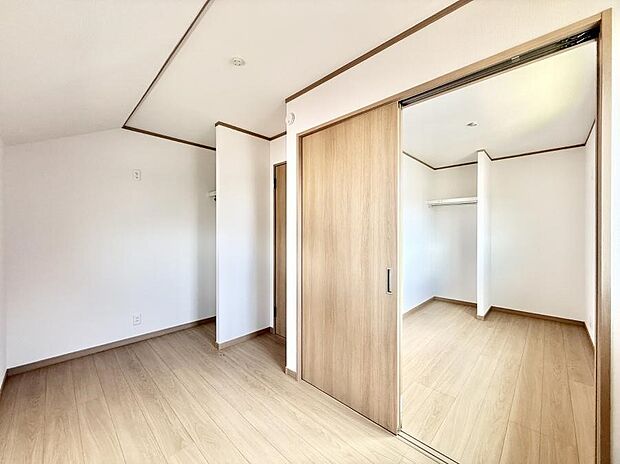1号棟 ■落ち着いた色合いのお部屋で穏やかな時間を楽しめます