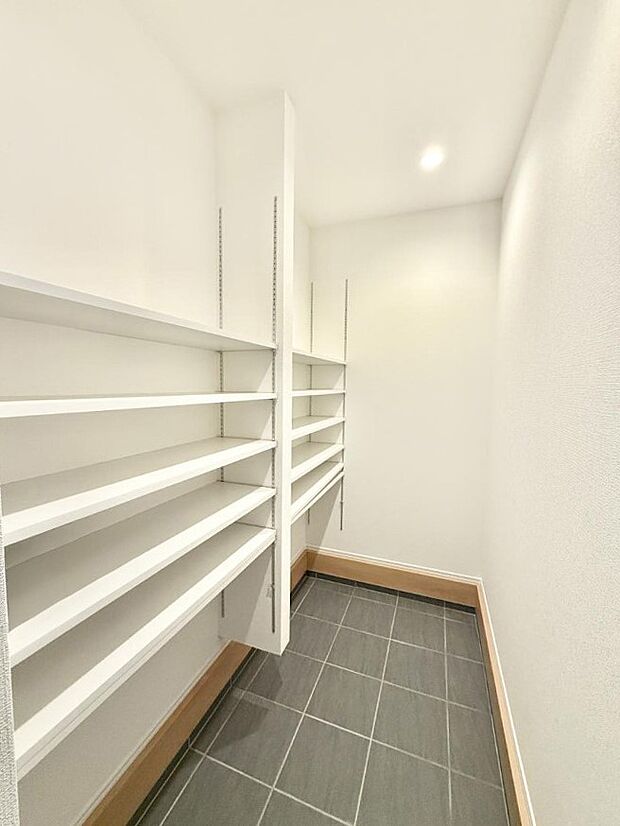 1号棟  ■シューズインクローゼット付なので、外で使う物をまとめて収納、すっきり玄関に  