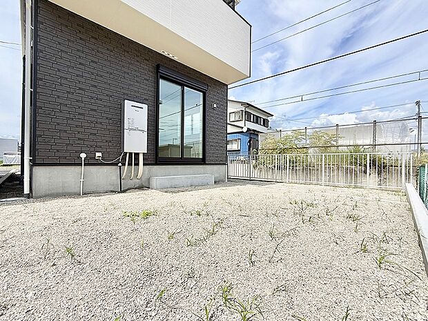 3号棟 ■敷地内にゆとりある緑のスペースがあり、穏やかな雰囲気です