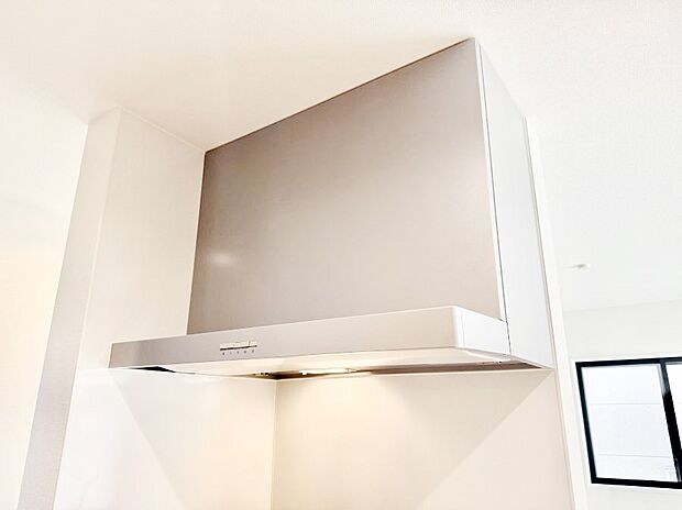 【レンジフード】■調理時の蒸気や匂いが換気扇に誘導され、効率的に排煙ができます。