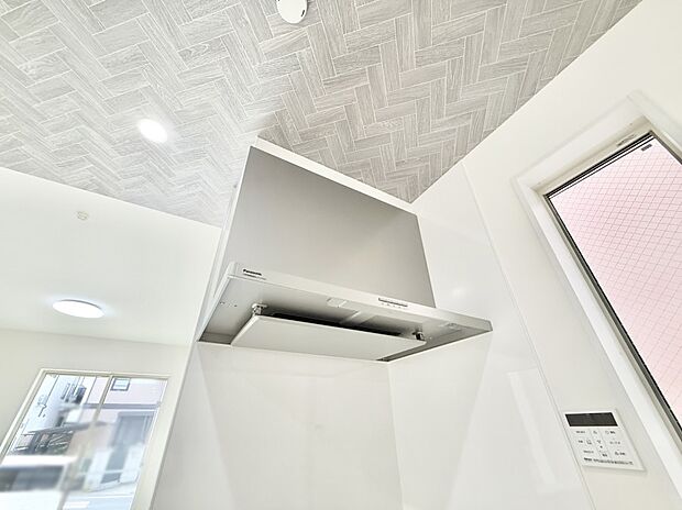 【レンジフード】■調理時の蒸気や匂いが換気扇に誘導され、効率的に排煙ができます。