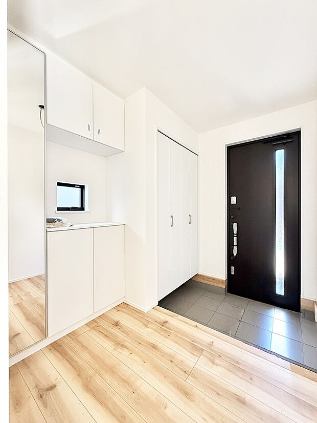 【玄関】■ 毎日を気持ちよく迎える、明るく温もりのある玄関