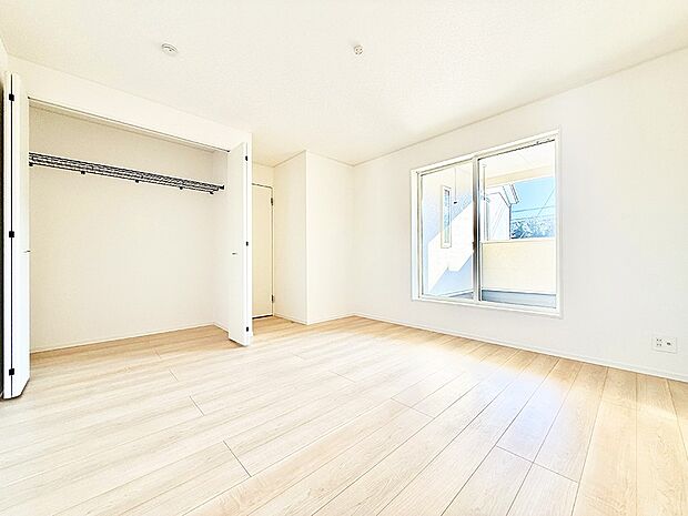 【寝室】■シンプルな空間で、収納付きベッドやデスクなど、多機能な家具を活用しやすいです