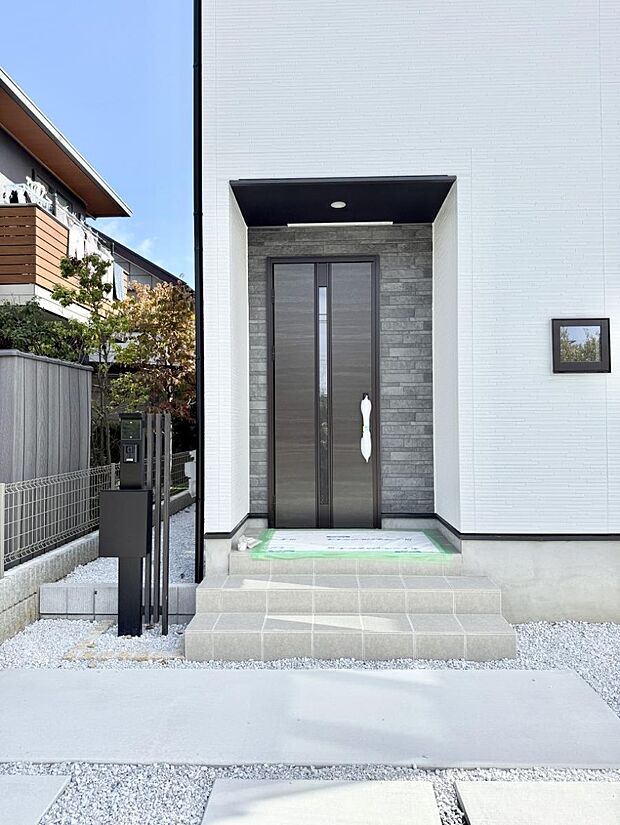 【玄関】■ 帰るたびにホッとする、安心感のある佇まい
