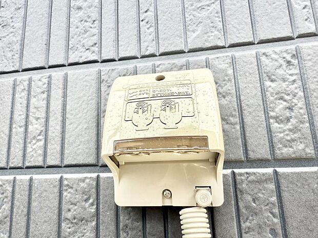 【屋外コンセント】■屋外に電源コンセントがあれば、高圧洗浄機で窓や外壁を掃除するなど便利です。