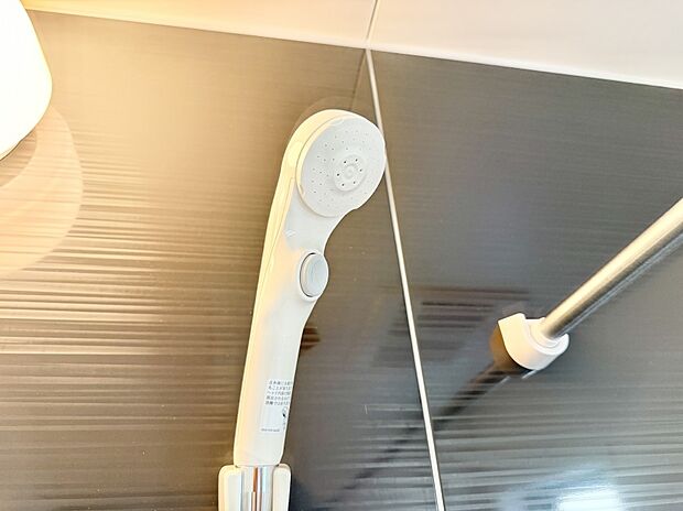 【止水シャワーヘッド】■わざわざシャワー水栓のレバーまで手を伸ばす必要がなく、簡単に止水できる