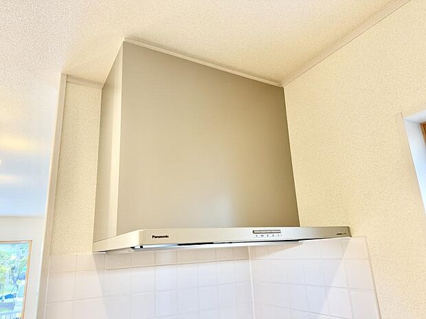 【レンジフード】■調理時の蒸気や匂いが換気扇に誘導され、効率的に排煙ができます。