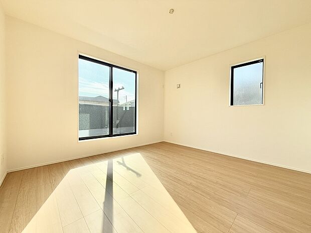 【寝室】■窓の配置や通気性の良い設計で部屋の空気がこもらず、常に新鮮な空気が流れます