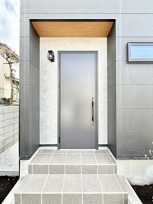 【玄関】■ シンプルで美しく、住まいの第一印象を彩る玄関です