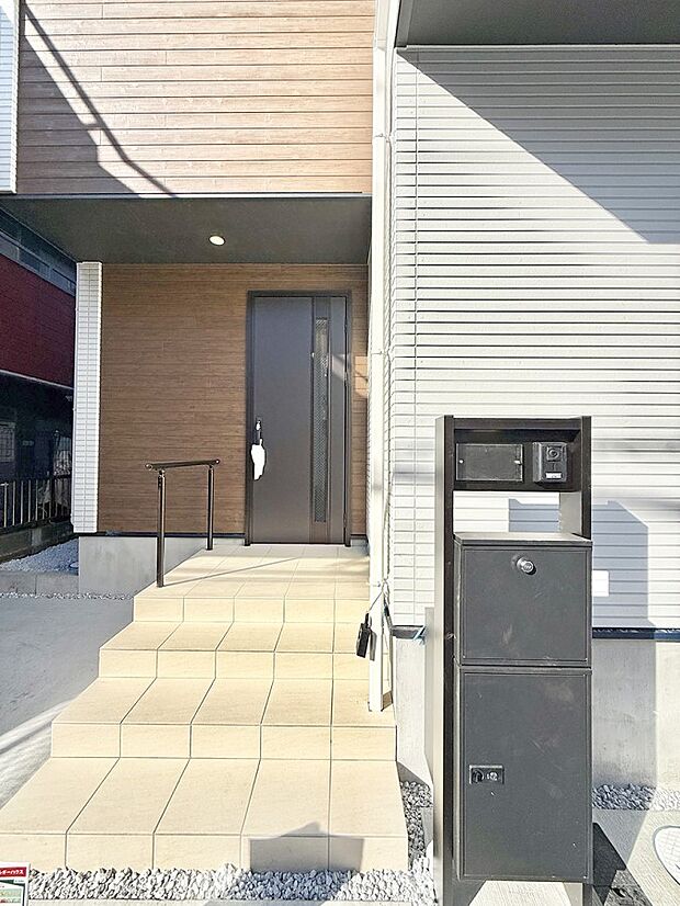 【玄関】■ 家族とゲストをやさしく迎える、心温まる玄関