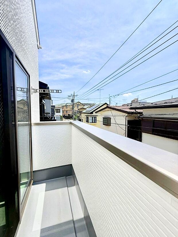 【バルコニー】■ 心地よい風と光を感じる、くつろぎのバルコニー