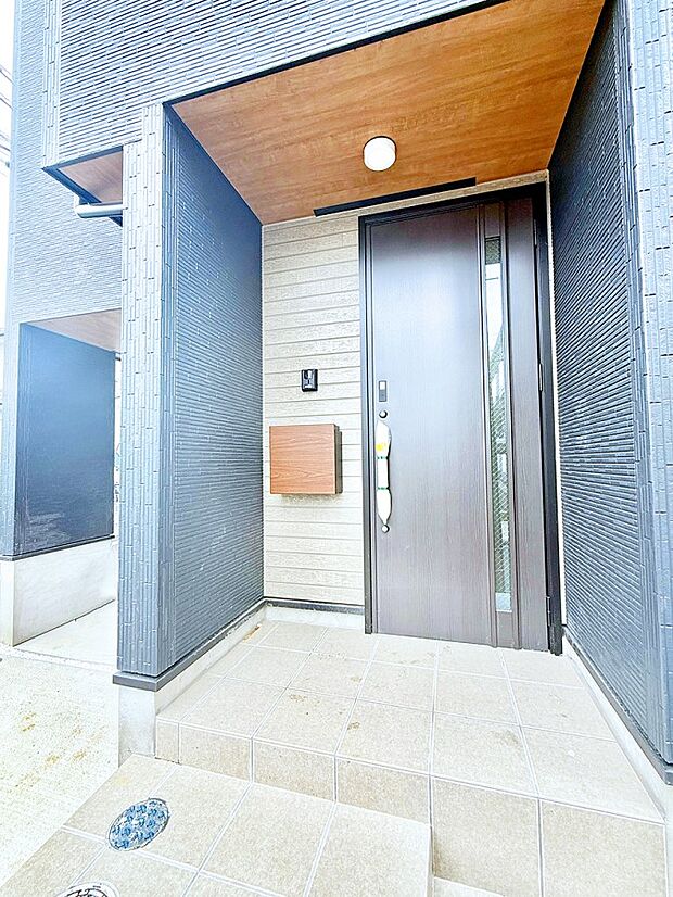 【玄関】■ 帰るたびにホッとする、安心感のある佇まい