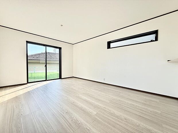 【リビングダイニング】大きな窓から光が入り明るい空間でお寛ぎいただけます