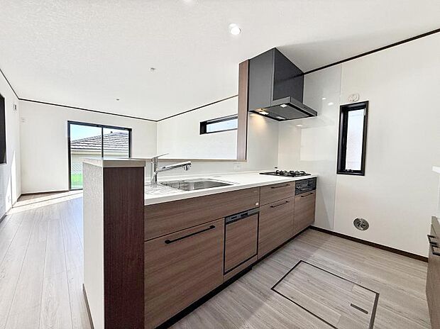 【ダイニングキッチン】キッチンスペースもゆったり！  