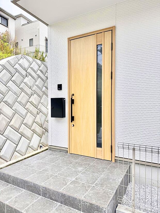 【玄関】■ シンプルで美しく、住まいの第一印象を彩る玄関です