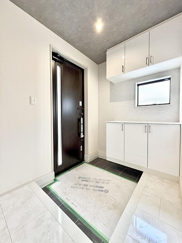 【玄関】■ 家族やゲストをやさしく迎える、心地よい空間