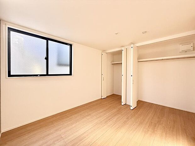 【寝室】■窓の配置や通気性の良い設計で部屋の空気がこもらず、常に新鮮な空気が流れます