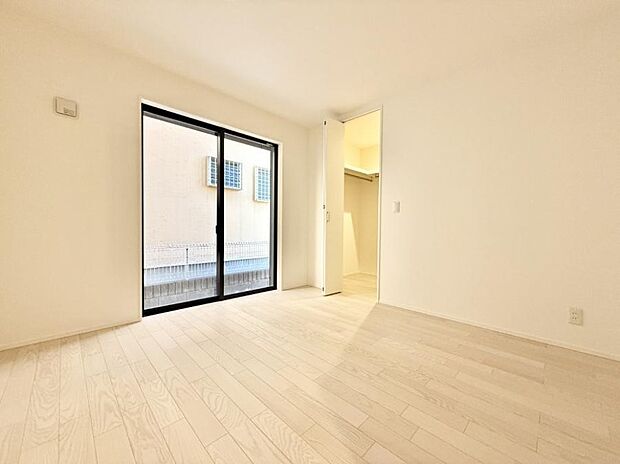 【寝室】■大きな窓は開放感があり、明るさ通風バッチリです