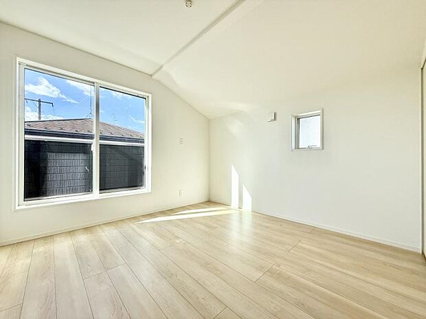 【寝室】■シンプルな空間で、収納付きベッドやデスクなど、多機能な家具を活用しやすいです