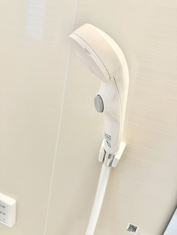 【止水シャワーヘッド】■手元で簡単に止水できるため、水の無駄遣いを減らすことができます。