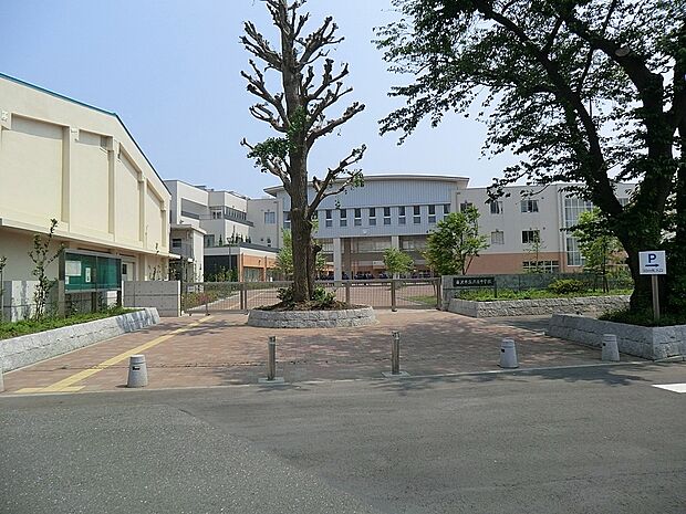 藤沢市立六会中学校（約1,700m・徒歩22分）