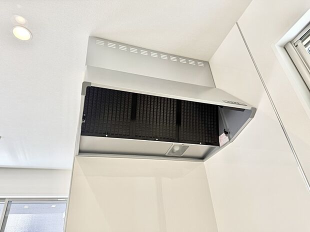 【レンジフード】■調理時の蒸気や匂いが換気扇に誘導され、効率的に排煙ができます。