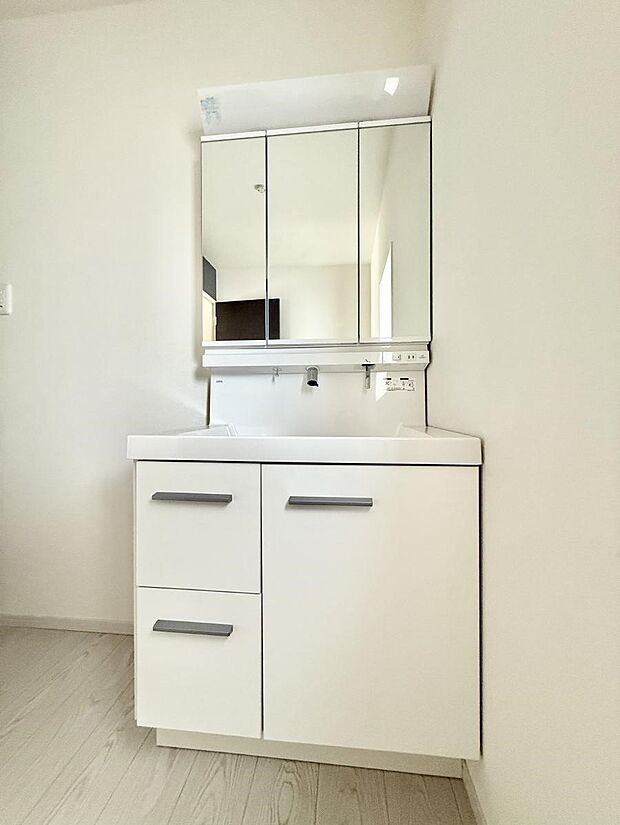 【洗面台・洗面所】■家族みんなが使いやすい配置です