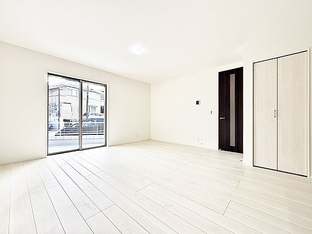 【リビング】■自然の光が差し込み、明るい空間が広がります