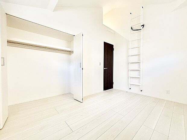 【洋室】■豊富な収納でスッキリしたお部屋に！