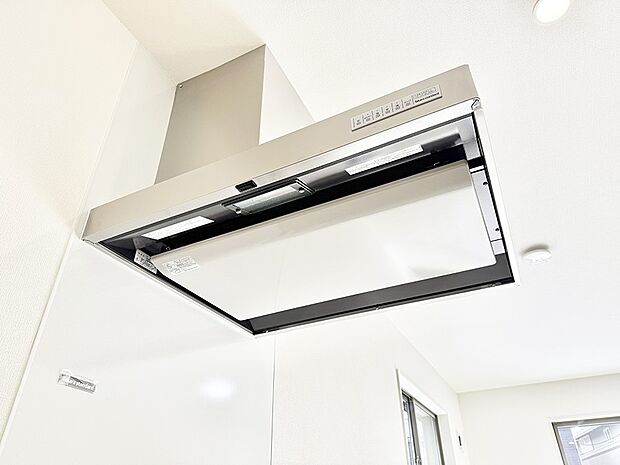 【レンジフード】■調理時の蒸気や匂いが換気扇に誘導され、効率的に排煙ができます。